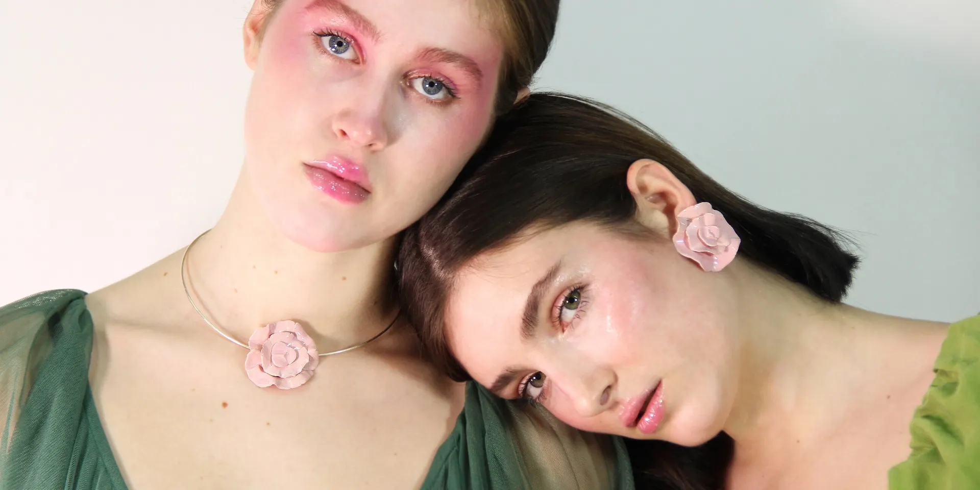 Dos modelos con collar y pendientes de rosas de la colección Wardi